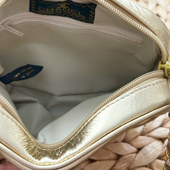 Vintage quilted gold fashion bag with tassel and chain strap - Picture 6 of 7